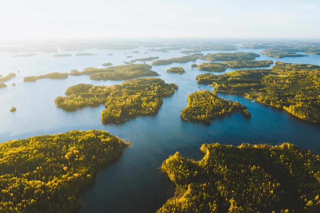 Ilmakuva järvenselästä, jossa on monenmuotoisia metsäisiä saaria. 